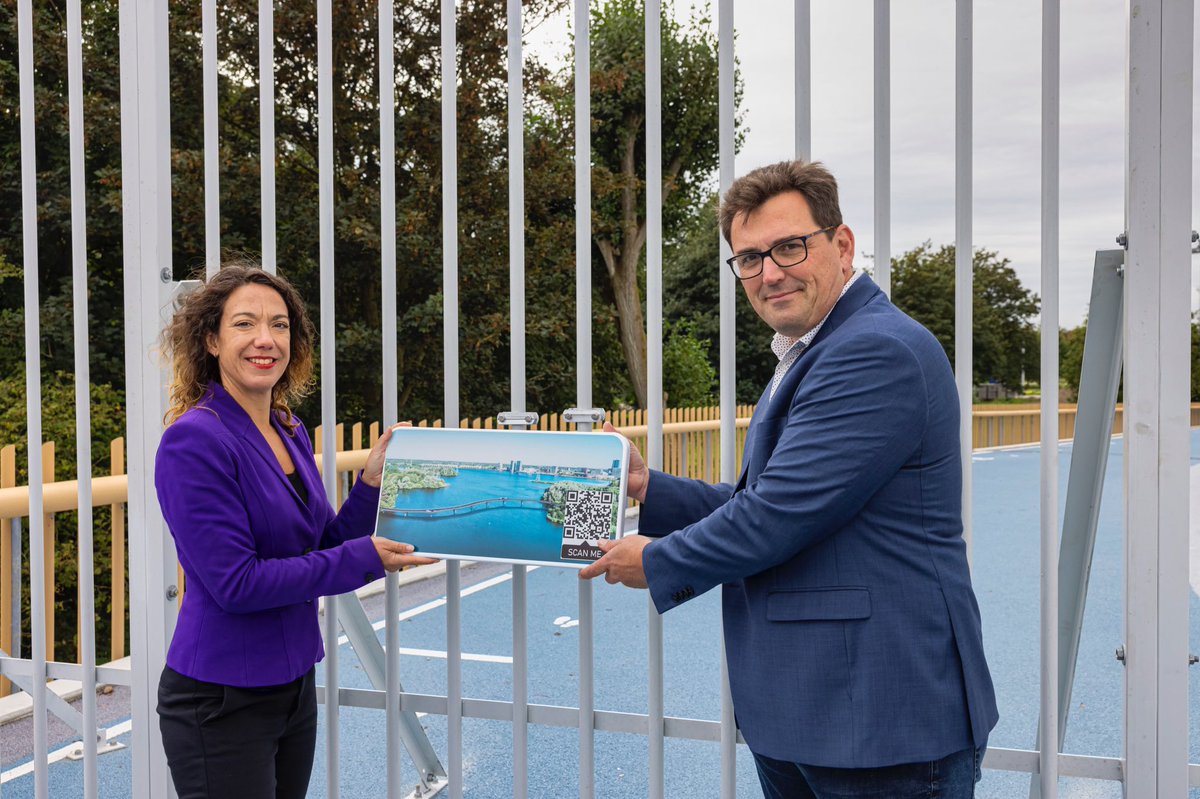 Oplevering van de Weerwaterbrug door @Strukton. Hij is prachtig geworden, met mooie uitzichten over onze stad. Nu al genieten, en na de @FloriadeExpo onderdeel van een nieuw rondje Weerwater 🤩