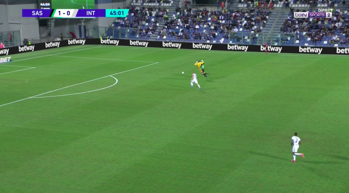 Ticket_Sphere's tweet photo. Defrel vient de se faire assommer par Handanovic mais l'arbitre n'a rien sifflé et n'a donc pas donné de carton rouge. 🤡

Regardez la trace de l'impact du coude sur le front de Defrel. La blague. #SassuoloInter https://t.co/TfSOydBuRD