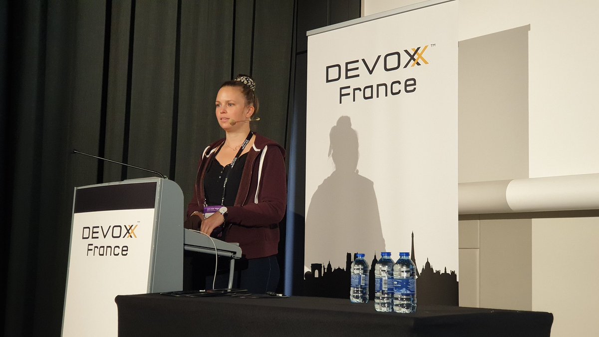 A_Domard's tweet photo. Tres belle prestation d @StotzAlicia en solo à #DevoxxFR sur une approche tres interessante sur les tests front ! Bravo Alicia. https://t.co/w1krak7Q1X
