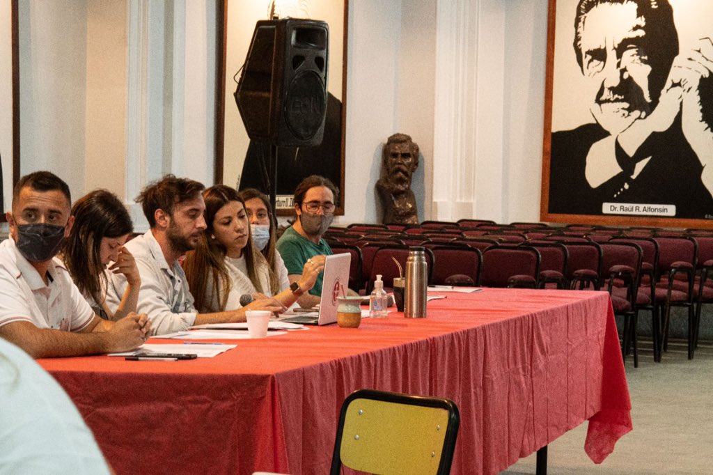 JRCongresoCba's tweet photo. Con congresales de la provincia, desde la virtualidad y en Casa Radical, creamos la Comisión Especial y Transitoria que recibirá los aportes que nos permitirán avanzar en la reforma de la Carta Orgánica Partidaria que necesitamos las y los jóvenes. ¡Gracias por el compromiso! https://t.co/7XS8JjuBrd