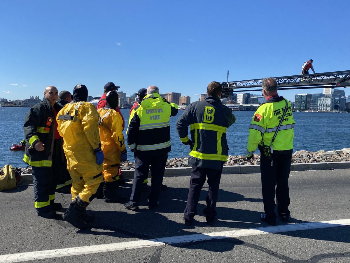 BostonFire's tweet photo. Thank you to  ⁦@Massport⁩ Fire Commissioner Joseph DeGrace for this  invaluable water rescue training. This gives the multiple agencies a chance to work together, to establish smooth communication and a unified command in case of a major event. https://t.co/q3fgJgMWhj