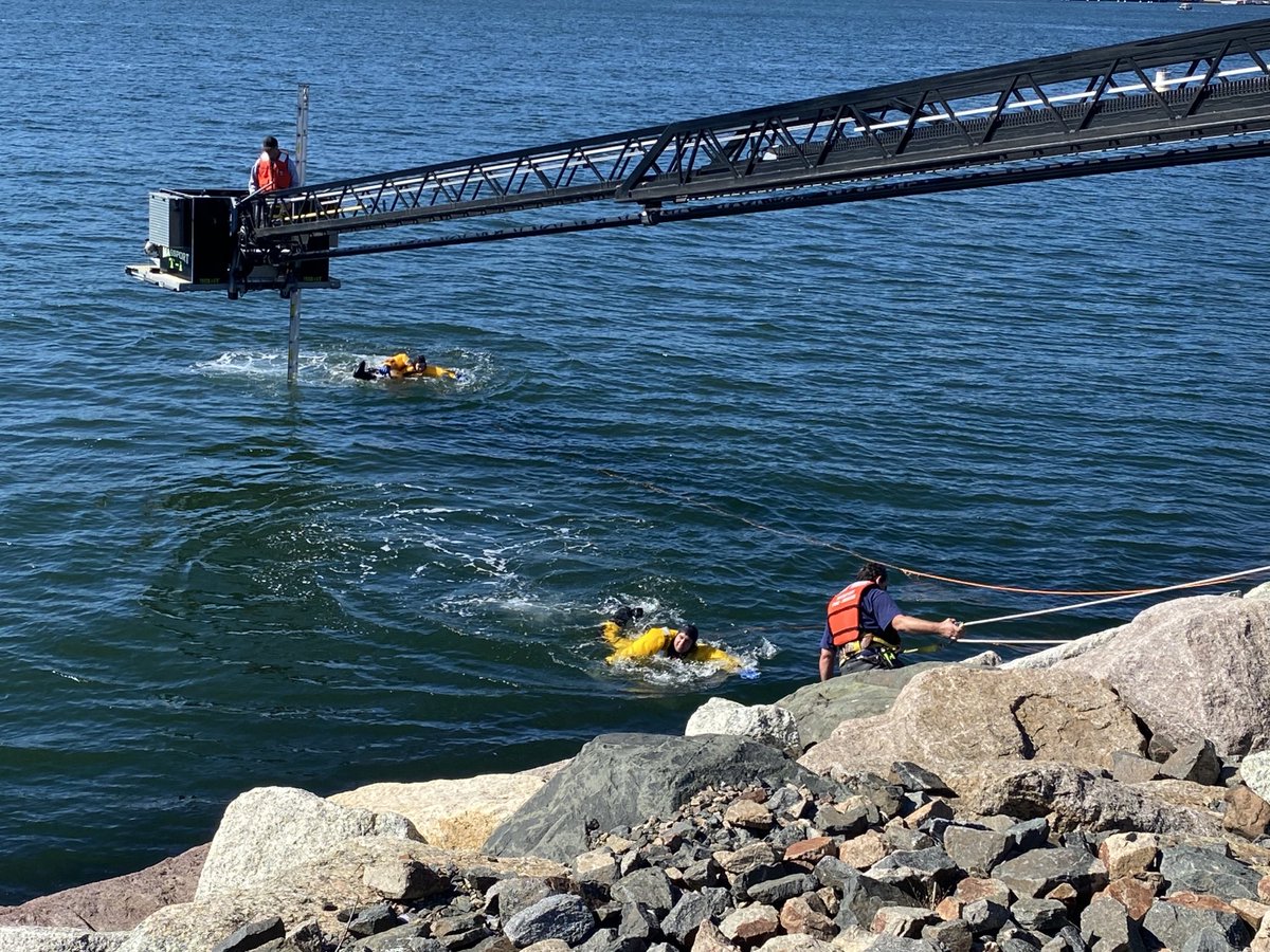 BostonFire's tweet photo. Thank you to  ⁦@Massport⁩ Fire Commissioner Joseph DeGrace for this  invaluable water rescue training. This gives the multiple agencies a chance to work together, to establish smooth communication and a unified command in case of a major event. https://t.co/q3fgJgMWhj