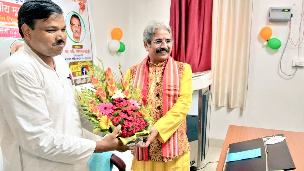 MGCUBihar's tweet photo. गांधी जयंती और स्थापना दिवस के उपलक्ष्य में  'वैश्विक परिदृश्य में गांधी मूल्यों का पुनर्पाठ' विषयक संगोष्ठी का आयोजन चाणक्य परिसर स्थित पंडित राजकुमार शुक्ल सभागार में किया गया।
#GandhiJayanti #GandhiJayanti2021 
@GSIPSA @PMOIndia @dpradhanbjp @mcu_bhopal @IIMC_India @PIB_Patna https://t.co/Cd722Sb176