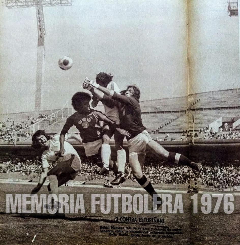 AntonioUbilla1's tweet photo. Rubén "Pastor" Montoya en el Pumas mexicano enfrentando al gran delantero ecuatoriano Ítalo Estupiñán #Pastor #Yerbita #FigurasFutbolEcuatoriano https://t.co/W36kuk3tEb