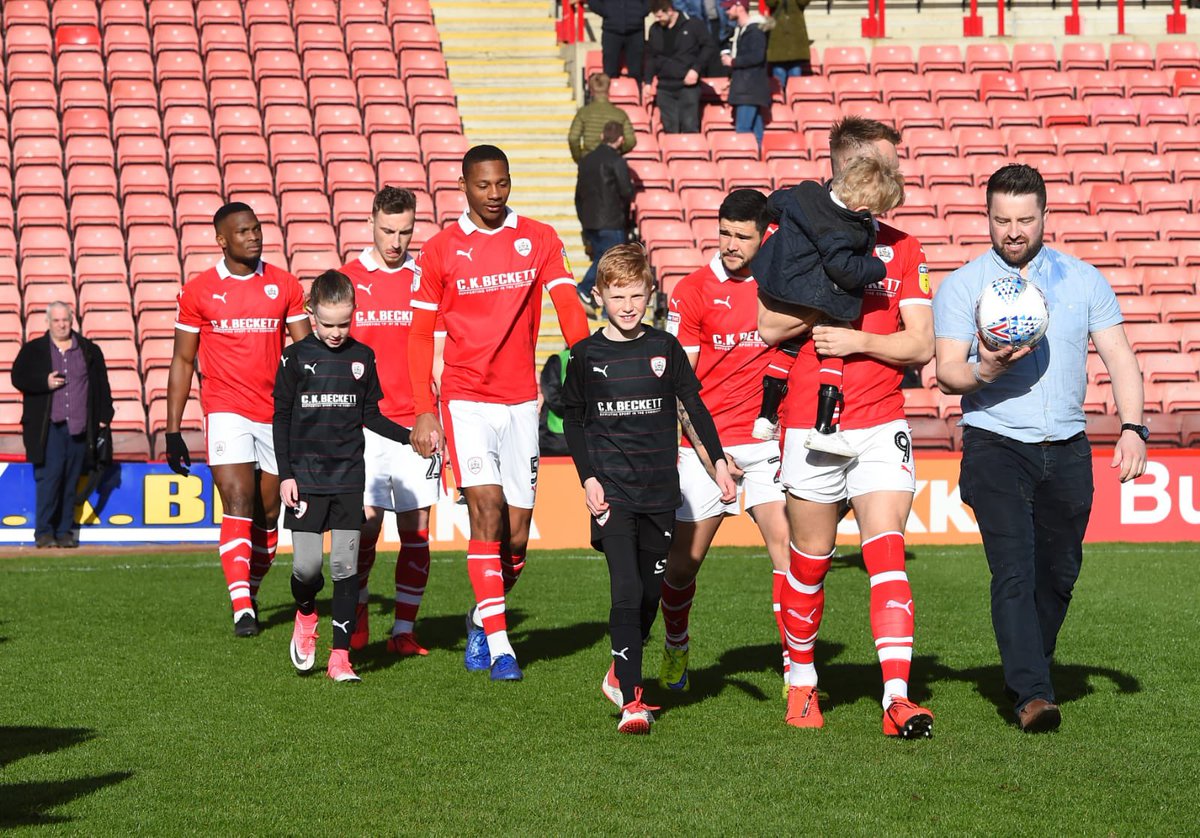 Cauley carrying @TeamLouieGeorge when he was having a melt down, we have nothing but love for him Anybody having a go today give your head a shake!
Stick by the lads
#YouReds #BarnsleyFC
#WinLoseorDraw 🔴⚪️