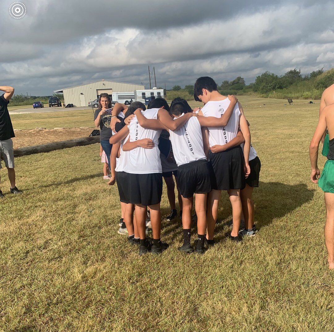 chezchappelle's tweet photo. @McGxctf_dogs Cross Country rallying together before the meet today. 
🖤💛 #isbilljrhigh #mcgregorcrosscountry #bulldogs #run https://t.co/NAYVbu4SuX