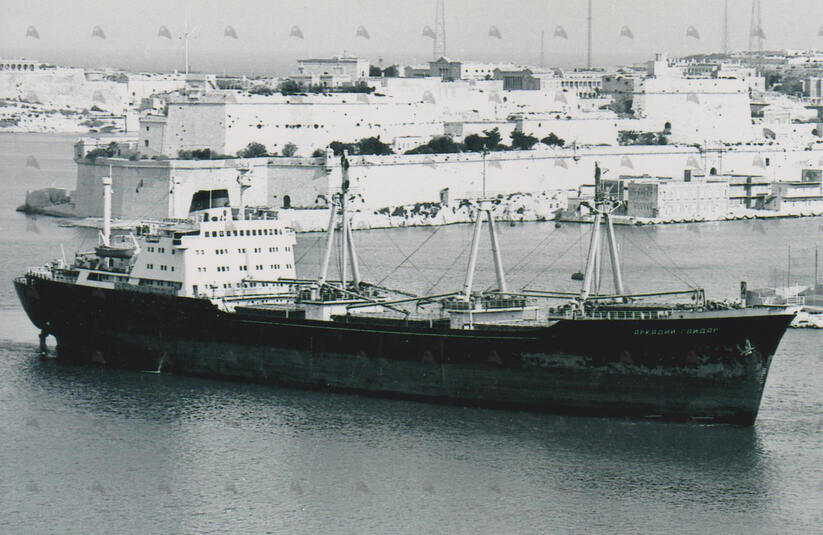 Shipguru's tweet photo. #1965built #Russian #generalcargoship #ARKADIY_GAYDAR #entering #grandharbourmalta - 24.10.1980 - https://t.co/nfgboxc3g3 - NO PHOTOS can be used or manipulated without our permission https://t.co/cXqvoeUXWE