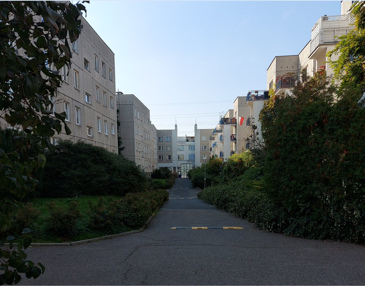 WarszawskiBlog's tweet image. Wielka płyta bez zbędnych dodatków🤩 Prefabricated buildings without unnecessary additives🤩 #wielkapłyta #osiedle #bloki #wersjapremium #lata90 #Surowieckiego #UrsynówPółnocny #Ursynów #Warszawa #prefabricatedbuildings #housingestate #blocksofflats #premiumversion #90s #Warsaw