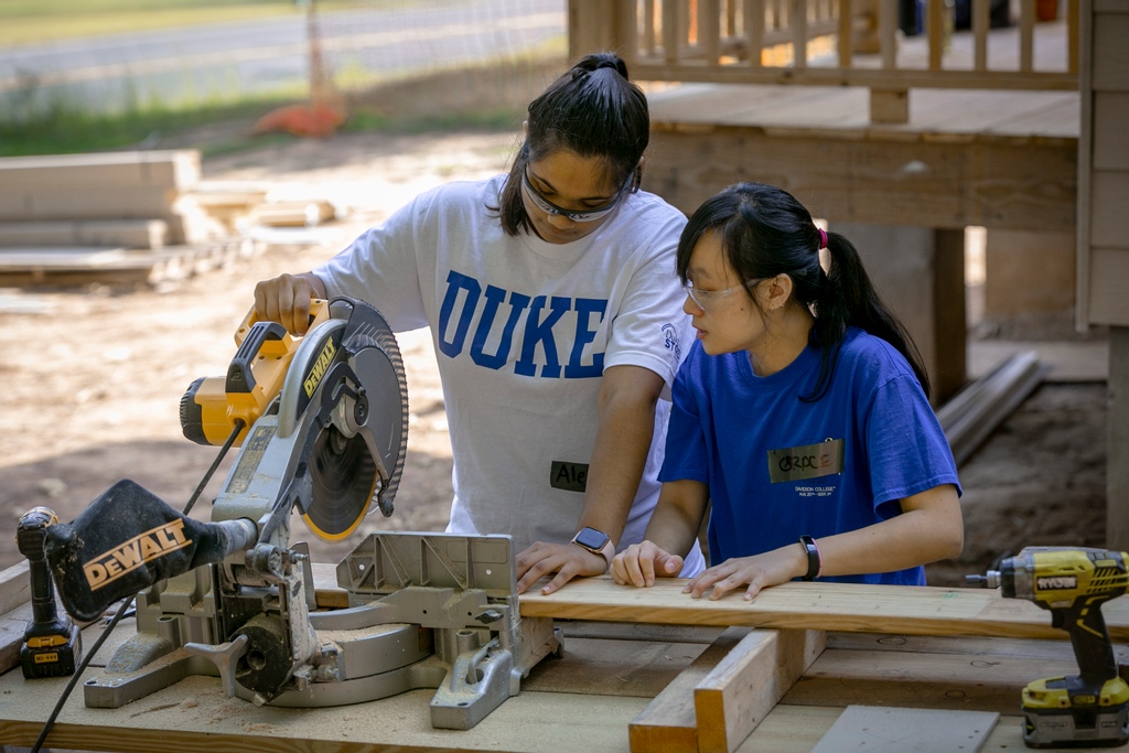 Duke_DCA's tweet photo. Support local communities through Doing Good, Duke's employee giving campaign @workingatDuke Hear why President Vincent Price and Chancellor Eugene Washington support #DukeDoingGood. https://t.co/gtgSPImhEi https://t.co/n2DIt92Eij