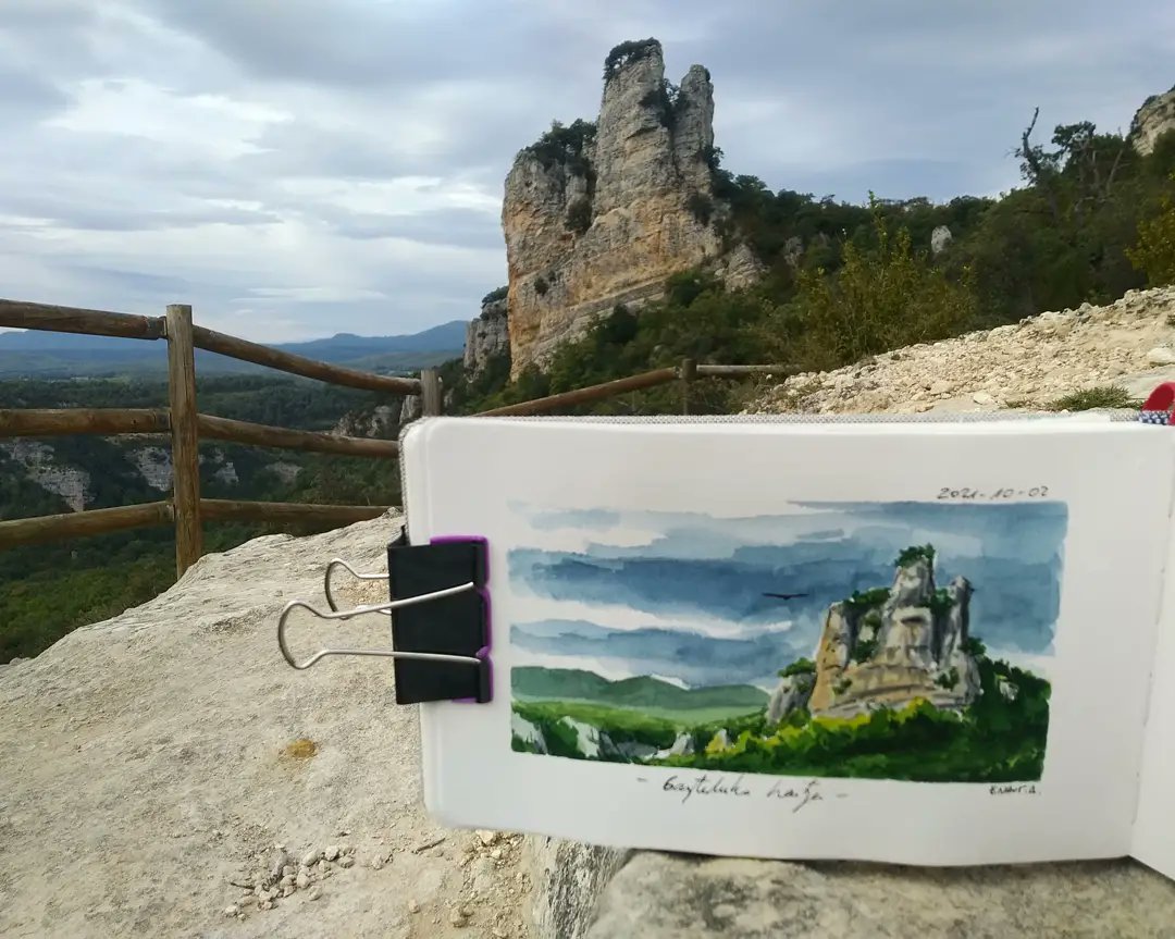 irribarrez's tweet photo. Gazteluko haitza 🏞️
Zeinen polita den Izki ingurua, zeinen ederra den Araba 🤗
#izki #araba #euskalherria #paisaia #mendiak #akuarela #urluma https://t.co/wxgWioH48i