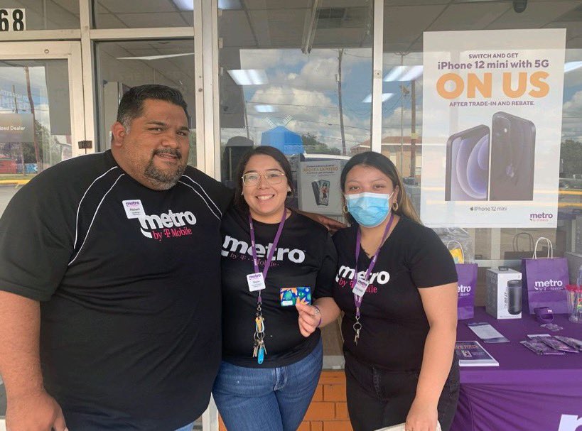UsaCellular's tweet image. Congratulations Neyva from our San Antonio market on winning the raffle on our Friday Rally Call! #Winning #SanAntonio #MetroByTMobile #TeamPurple #CellularUSA #ThatsGenius #WorkFun #WeLoveOurTeam