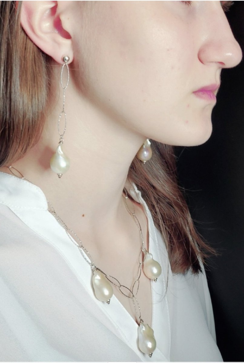 LVagnozzi's tweet photo. Beautiful is an understatement! Creamy baroque pearls are well beyond beautiful,  they encircle an inexplicable mystical essence that makes a women look elegant and  sophisticated with a mysterious air.
#pearls #elegance #beauty #sophisticated https://t.co/twFiM0pC6E