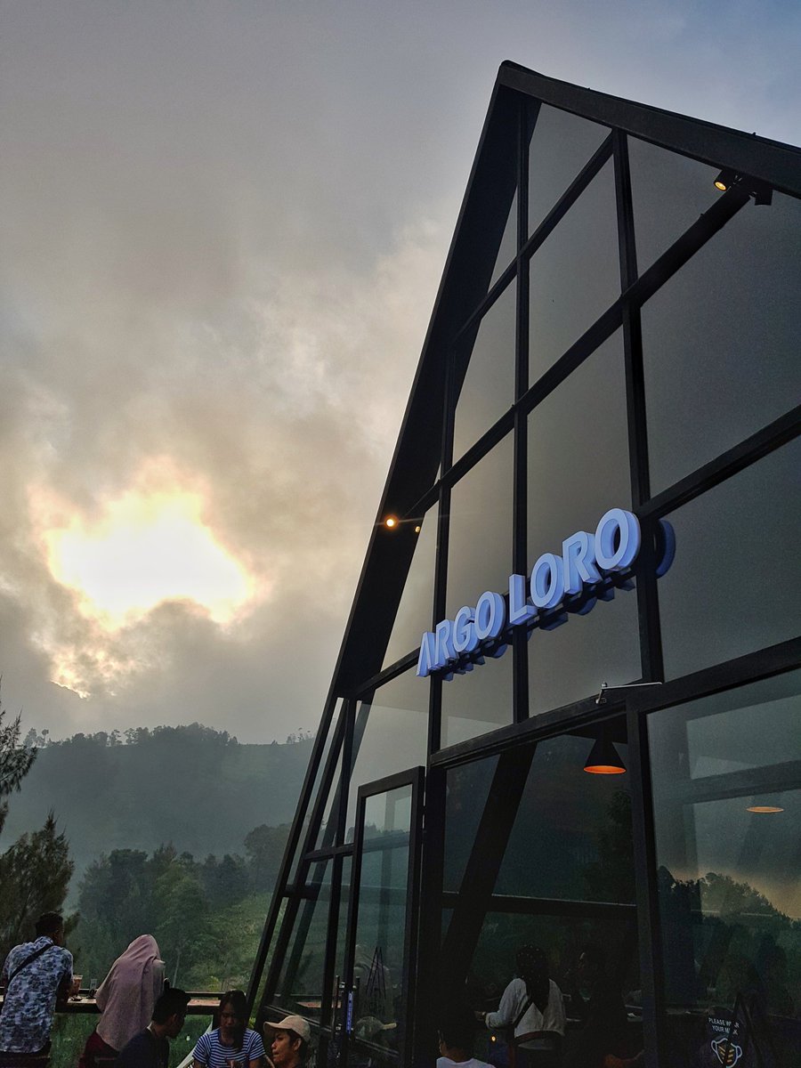 Ari2jogja's tweet photo. Coffee with good view https://t.co/nMMCwdZsDg