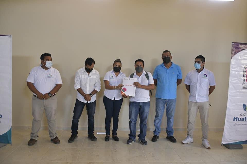 Continúa la gestión para la certeza jurídica a los predios de las familias huatulqueñas, este jueves el gobierno municipal a través de la dirección de Vivienda, entregó 25 escrituras a pobladores del fraccionamiento Vicente Guerrero del sector H3, Santa Cruz Huatulco.
