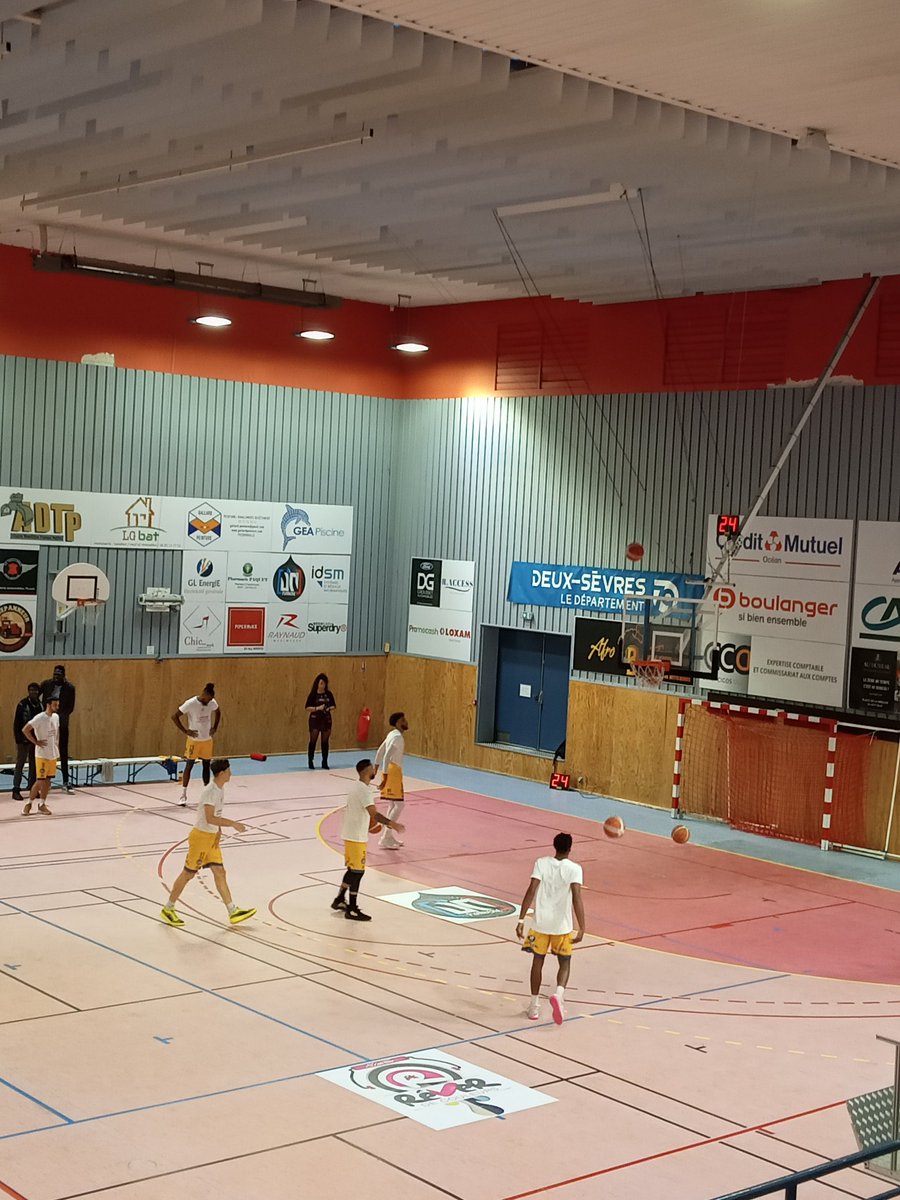 AssoBasketDream's tweet photo. Ce soir @asniortbasket joue contre Agen. @AssoBasketDream est présent et s'engage pour la lutte contre le cancer du sein. #OctobreRose2021 https://t.co/8cJCDVwBCm