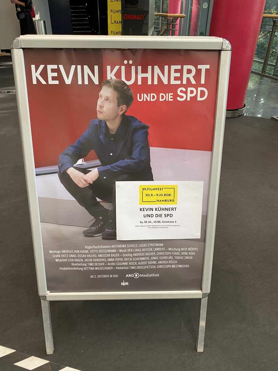 thorstenbenner's tweet photo. Selten hat ein Dokumentarfilm Politik so erfahrbar gemacht, ohne selbst zu werten. 
@akatharinaa &amp; @LucasStratmann über @KuehniKev &amp; die SPD.
Premiere heute beim Hamburger Filmfestival. 
Sechs Folgen in der Mediathek, die sich lohnen. 
https://t.co/JZNnE18JrA https://t.co/JMlVbvQZIc