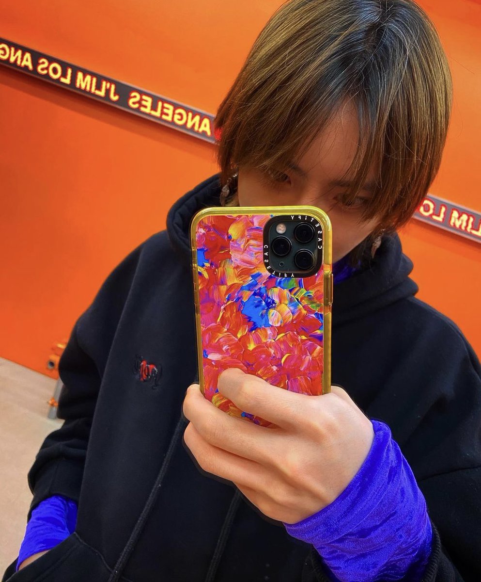 highlighys's tweet photo. @seoblicious anww bb that's not hyunseung's phone https://t.co/pIFHp9YKen