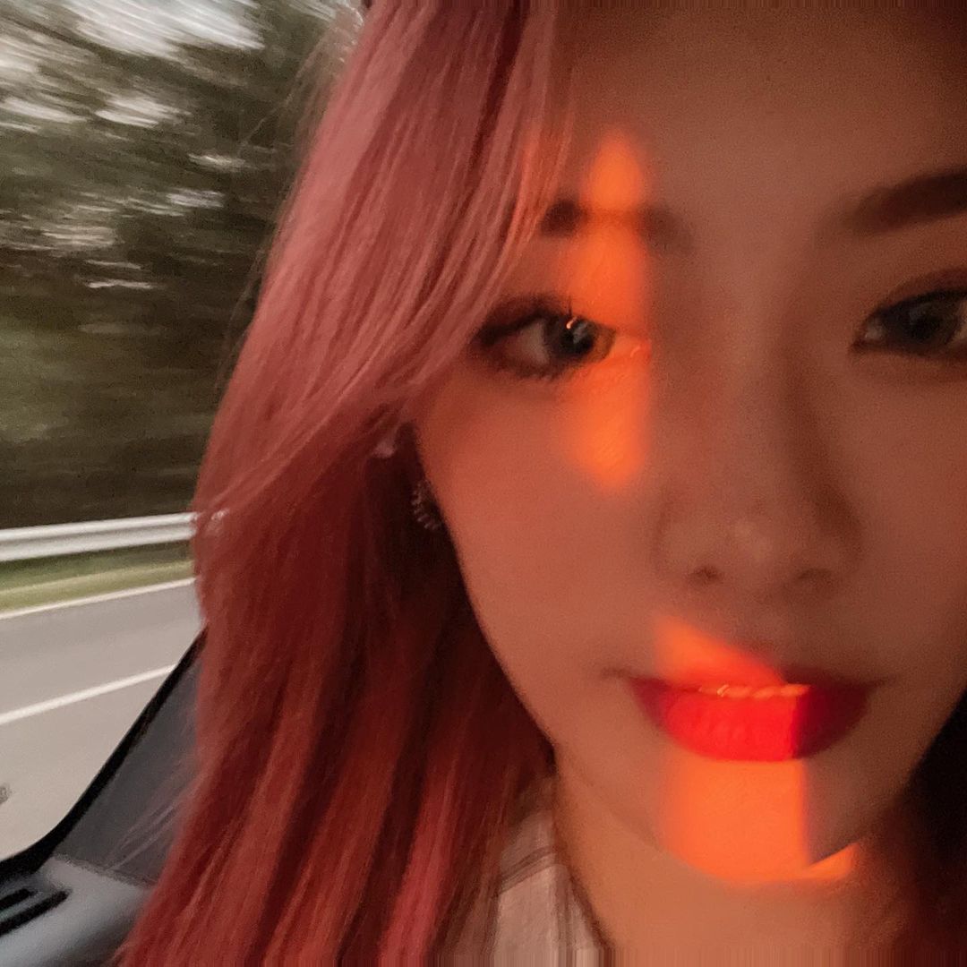 yangzigeintl's tweet photo. [ INSTAGRAM UPDATE ] 

Zelines ! I miss you !take care of youself!be happy everyday!Good night 🌈😽

#杨梓格 #YANGZIGE #ZIGE #양쯔거 https://t.co/4qQGIkiIsC