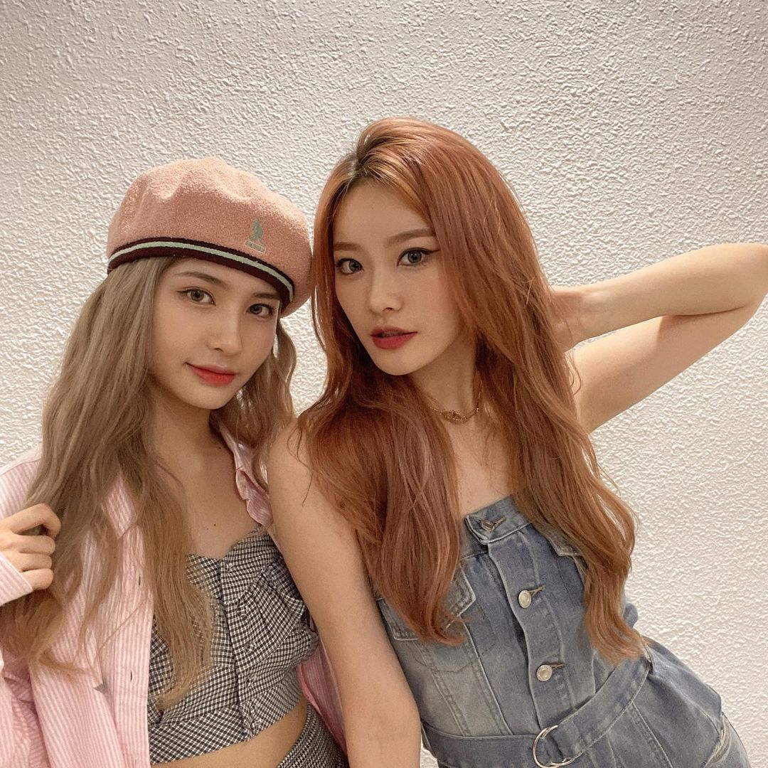 yangzigeintl's tweet photo. [ INSTAGRAM UPDATE ] 

Zelines ! I miss you !take care of youself!be happy everyday!Good night 🌈😽

#杨梓格 #YANGZIGE #ZIGE #양쯔거 https://t.co/4qQGIkiIsC