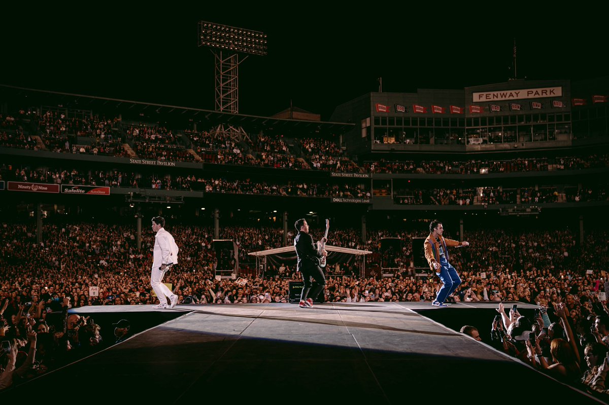 jonasbrothers's tweet photo. About last night 🤯 #RememberThisTour https://t.co/G1bfXUDgrQ