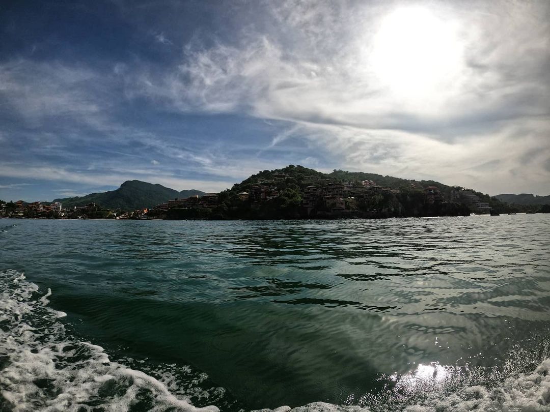 VisitIZ's tweet photo. Ya es sábado y que mejor que disfrutarlo a la orilla de la playa, mientras sientes la brisa del mar, en  #IxtapaZihuatanejo

📷  @fenrirvg    

 #ThisIZit #VisitIZ #Guerrero #AsíEsGuerrero #visitzihua #Ixtapa #Zihuatanejo #descubreMexico #México #playa #sabado #findesemana https://t.co/Cm5mxq1WRI
