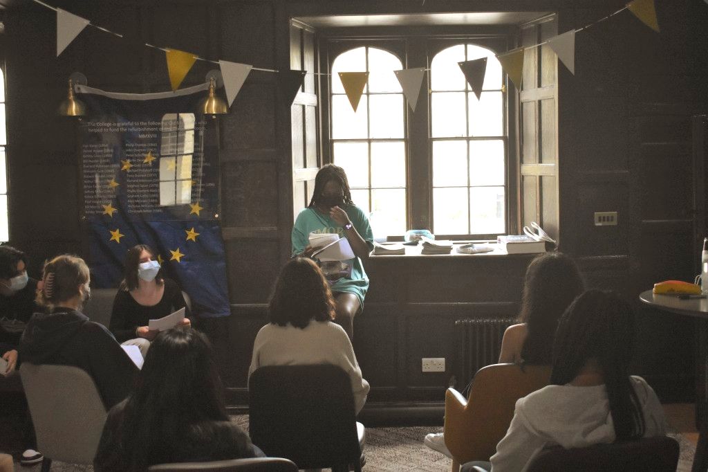 OxbridgeByWS's tweet photo. "It is what you read when you don’t have to that determines what you will be when you can’t help it." -Oscar Wilde  #SaturdayVibes 💛💛💛 

📸 Creative Writing, Oxford Prep Experience 🇬🇧 

#oxbridgeprograms #oxprep https://t.co/P6u4vReVX9