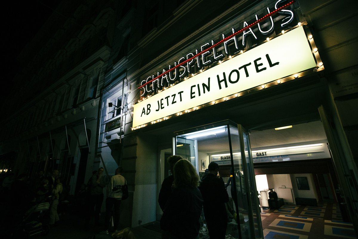 SchauspielhWien's tweet photo. WE’RE OPEN: S̵c̵h̵a̵u̵s̵p̵i̵e̵l̵h̵a̵u̵s̵ Hotel
Ab sofort MI - SO /// 16:00 - 23:00
Übernachten in der Porzellangasse 19:
FR>SA & SA>SO #bookaroom
https://t.co/v15JnppFQq
#staycurious #bookaroom #somethingdifferent #schauspielhaus #schauspielhauswien https://t.co/iFzG9cl1UG