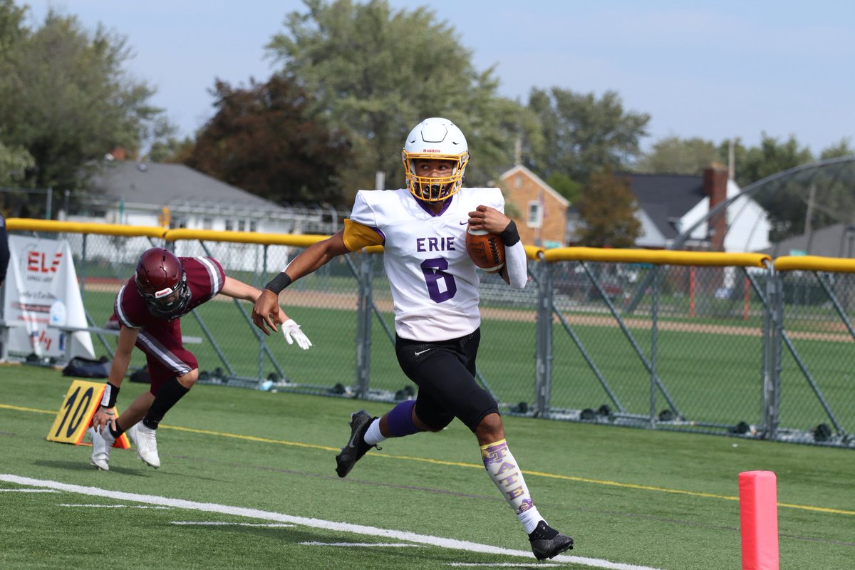 Sykotyk's tweet image. Adrian Tate with a 25 yard TD run on 4th down. Kick is good. Erie leads Buffalo St. Joseph's, 14-7 with 7:38 left in the first half. @PaFootballNews #BeyondTheKeystone @SJCIfootball @Erieroyalsfb @WNYAthletics @wny_football @D10FootballHub @d9and10sports