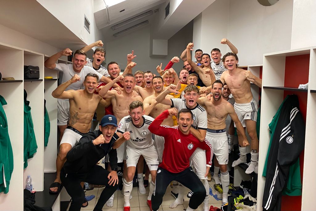 Akademia_Legii's tweet photo. Ktoś tu dziś wygrał #DerbyWarszawy 🤭🥰 #LegiaII https://t.co/Elfxt7KUUg