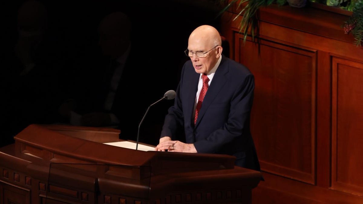 Ch_JesusChrist's tweet photo. "We learn from one another. A persuasive example is more powerful than a sermon." —President @OaksDallinH #GeneralConference https://t.co/8upN3tXW80