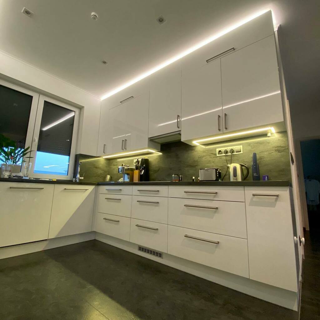 GergelyKalman's tweet photo. I finally finished the integrated lights in kitchen furniture. A CCT for countertop and an RGB-CCT led controller for the top, both are ZigBee based. All from Gledopto Pro Series.
#gledopto #rgbcct #cct #zigbee #zigbeealliance #smarthome #smarthouse #connectedhome #smartli… https://t.co/xRCKd6a2FA