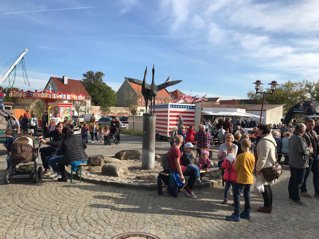 DeineFPA's tweet photo. Das heutige Stadtfest in #Gartz (Oder) ist ein voller Erfolg 🥳🎉
Das Wetter hatten wir extra bestellt, dadurch kamen sehr viele Gäste. Unsere Bürgermeisterin Inge Reppenhagen hat das Fest mit den Stadtverordneten und weiteren Helfern auf die Beine gestellt 🤝🍻 https://t.co/Nhza7TMutL