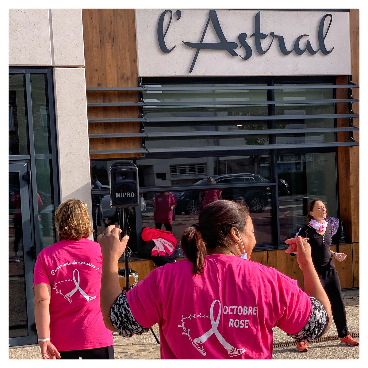 Boocancom's tweet photo. On a “zumbé” à @Montgeron91 pour #OctobreRose 
Prenez soin de vos #seins, Faites-vous dépister ❤️ @SylvieCarillon @anaisperrinprevelle @durovray https://t.co/wo4eG0Tvsn