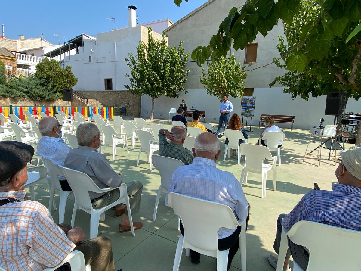 Ayto_Cehegin's tweet photo. El alcalde de Cehegín, Jerónimo Moya ha seguido en el día de hoy la serie de encuentros vecinales. 
➡El Barro de San Antonio , acogió esta tercera  cita en la que se expusieron los diferentes proyectos en los que trabaja el Ayuntamiento https://t.co/0SL40a9o3O