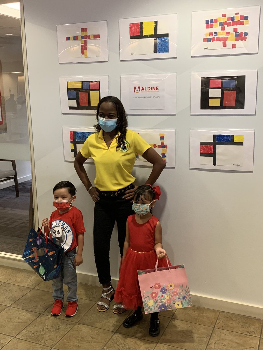 MrsHannahBarnes's tweet photo. What a memorable moment !! 2of my students were selected to have their art work displayed @BankofAmerica myself,students and parents gathered together to capture this special moment.The branch manager joined us for a picture. Teacher +Parents =Community.@EcVardeman @MsPaceAP https://t.co/zYO98jePSL