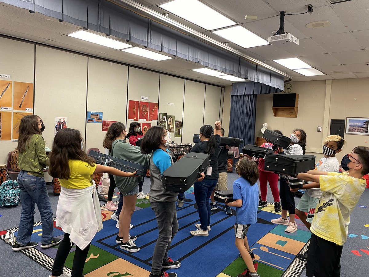 Shabushabugirl's tweet photo. #Fernandezfinearts 5th graders are enjoying their strings classes with Mrs.  Cavazos! She’s an awesome teacher. https://t.co/YQjK4K8cLa