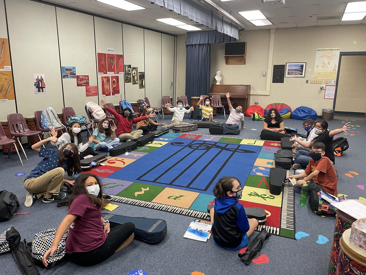 Shabushabugirl's tweet photo. #Fernandezfinearts 5th graders are enjoying their strings classes with Mrs.  Cavazos! She’s an awesome teacher. https://t.co/YQjK4K8cLa