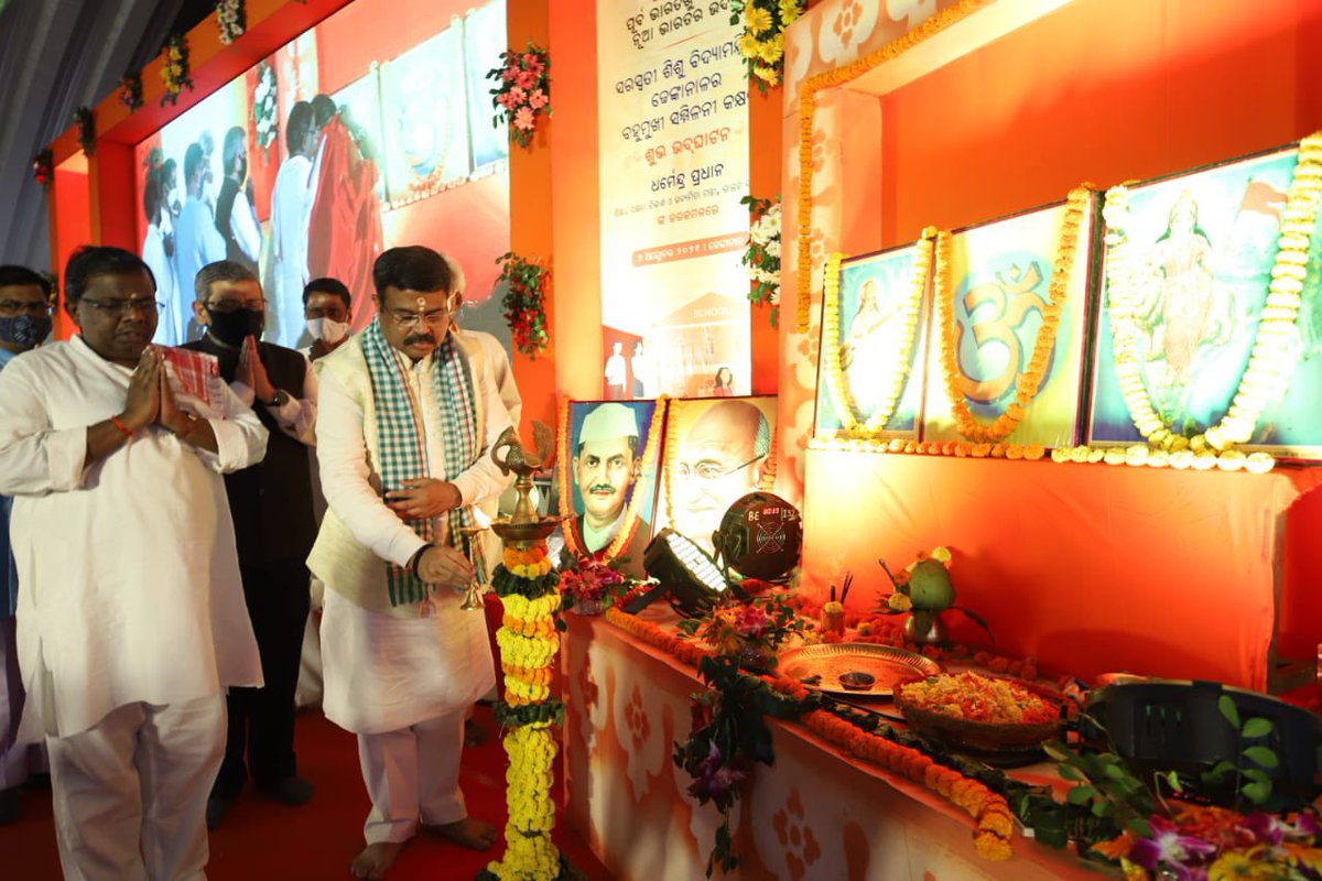 DirHR_iocl's tweet photo. Education is the greatest enabler as we march ahead to realise Mahatma Gandhi's vision of a shining India. And this has inspired #IndianOil's CSR outreach 'Gyanodaya', under which we have come forward to upgrade learning infrastructure at 10 Odisha schools. #PehleIndianPhirOil https://t.co/AyAuiWMIFC