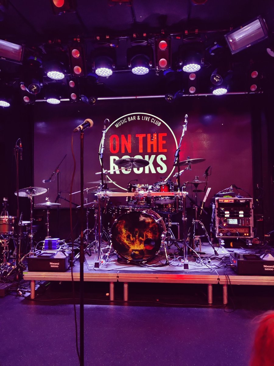 Moimoisuomirock's tweet photo. 今日のライブ!
#Templeballs #Helsinki #onthrocks #SOLDOUT https://t.co/DYPyACpRQT