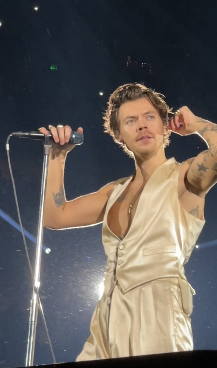 harrymoonchild's tweet photo. Harry looked SOO angelic I will never shut up about this look https://t.co/OQqi3cEs5T