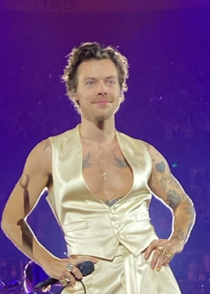 harrymoonchild's tweet photo. Harry looked SOO angelic I will never shut up about this look https://t.co/OQqi3cEs5T