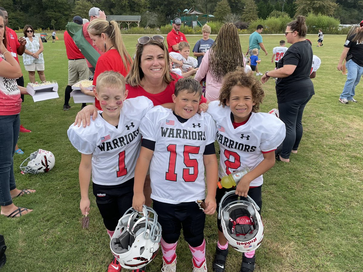 MeganLittle01's tweet photo. When Cherokee plays Cherokee - Hasty represents well on both teams of players and cheerleaders. I haven’t been to a little game in years, but I loved see former students play! #wearefamily #ontopoftheworld #cherokeezone @Hasty_Huskies https://t.co/pvovTBh8kl