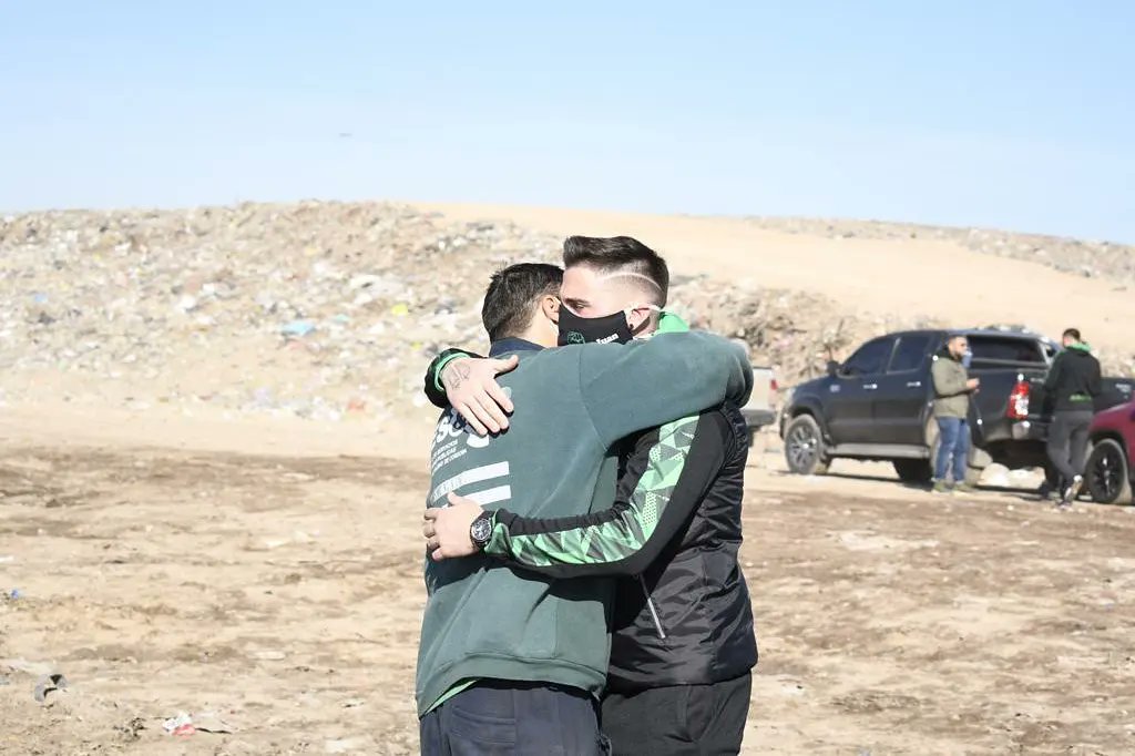 no nos olvidamos de dónde venimos y somos profundamente solidarios; construimos a diario la unidad que nos convierte en una gran familia; elegimos hace 19 años un camino de lucha y dignidad por el que Mauricio nos conduce, y renovamos día a día esa convicción.