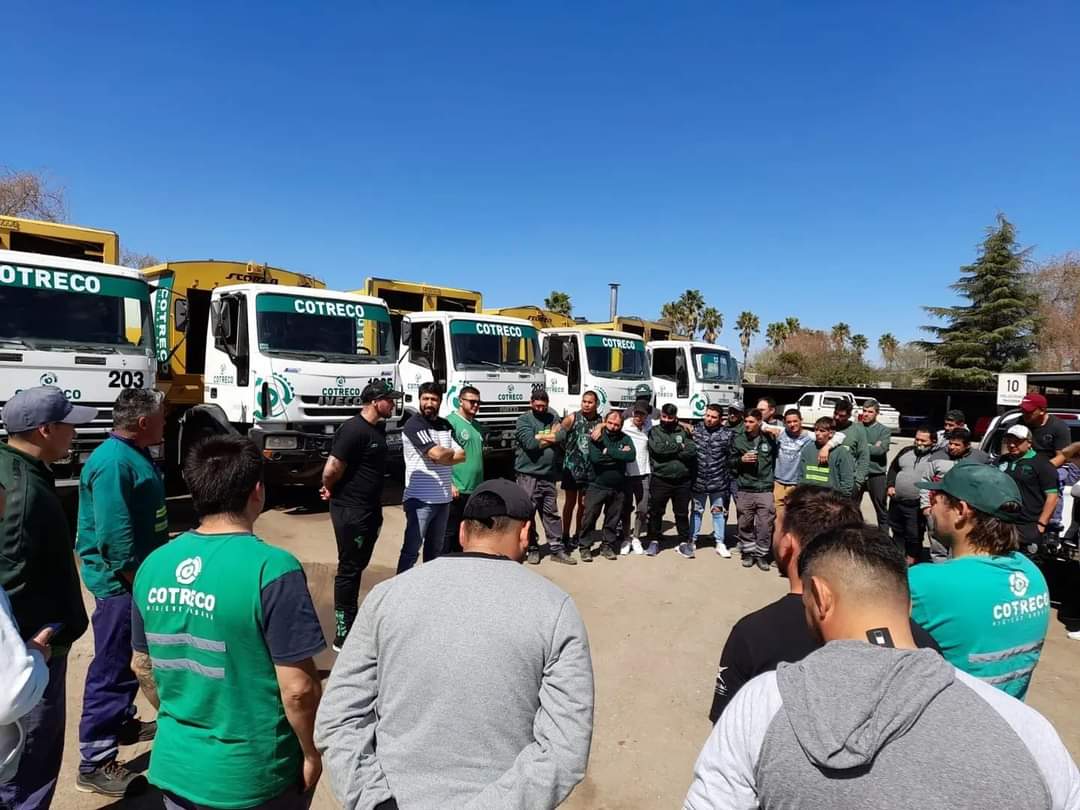 JuanSaillen's tweet photo. ¡GRACIAS, compañer@s, por su compromiso y esfuerzo en cada tarea! 
Es un orgullo construir esta institución junto a ustedes, llevar nuestros colores y seguir transitando este camino de lucha que cambió nuestra historia https://t.co/ydX6RdZhXh