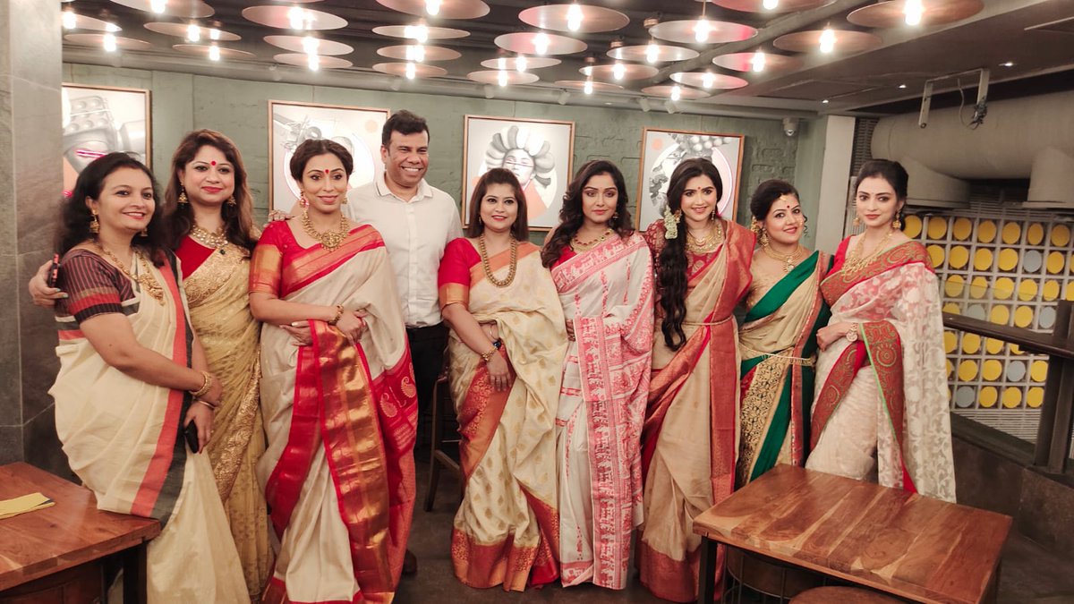 sayantani8's tweet photo. Pre - Mahalaya lunch with all this lovely ladies... ❤️
#avamajewellers #festivecollection #hammer #yesterdaystory https://t.co/7L3SnCs2qk