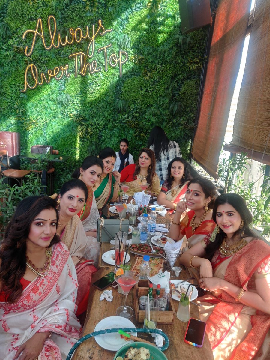 sayantani8's tweet photo. Pre - Mahalaya lunch with all this lovely ladies... ❤️
#avamajewellers #festivecollection #hammer #yesterdaystory https://t.co/7L3SnCs2qk