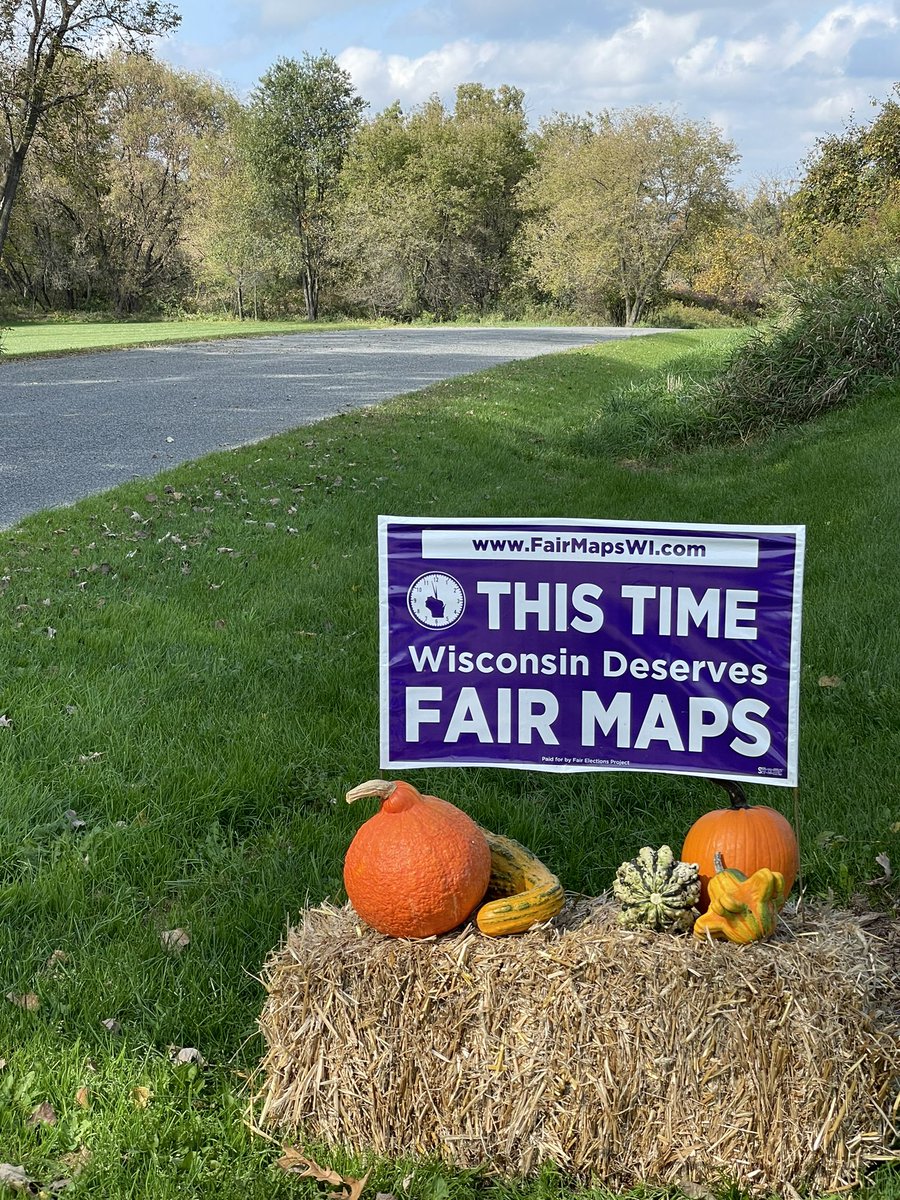 IndivisibleWI03's tweet photo. ‘Tis the season!
#FairMaps 

@PlayFairWI @fairmaps4wi @wifairelections @LWV_WI @WIFairMapsCo https://t.co/wSG2TYpAeX