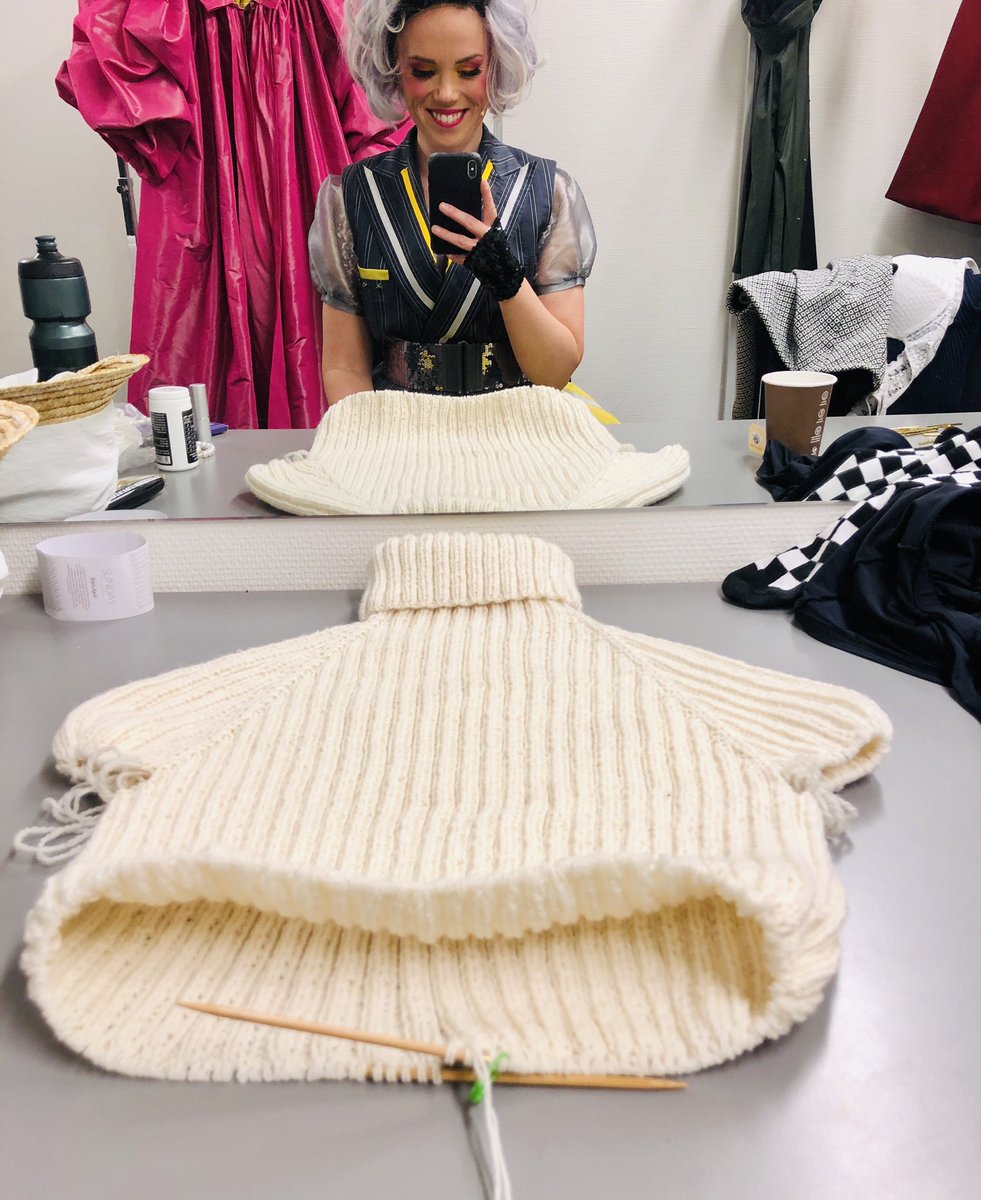 When creative people have to wait between scenes… 😆🥳 #knitwear #soprano #present #jordenrundtpå80dager