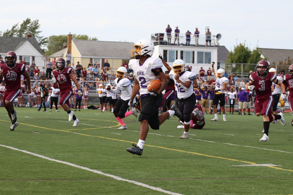 Sykotyk's tweet image. Jermaine Selby with a 19 yard TD run. Kick is good. Erie leads Buffalo St. Joseph's, 21-7 with 1:13 left in the first half. @PaFootballNews #BeyondTheKeystone @SJCIfootball @Erieroyalsfb @WNYAthletics @wny_football @D10FootballHub @d9and10sports