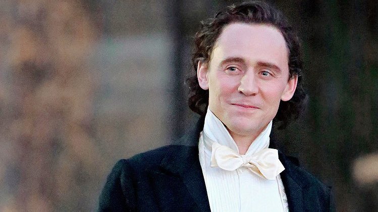 taanfiction's tweet photo. Tom Hiddleston as Sir Thomas Sharpe is a wonder of the world !🤍 https://t.co/iVNmHHsANy